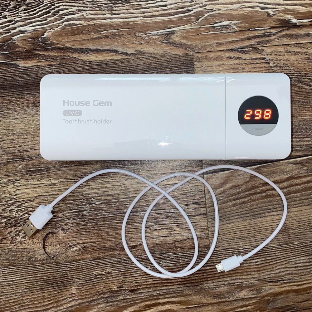 HOUSE GEM UVC LIGHT 5 TOOTHBRUSH SANITIZER HOLDER WITH CHARGING CORD